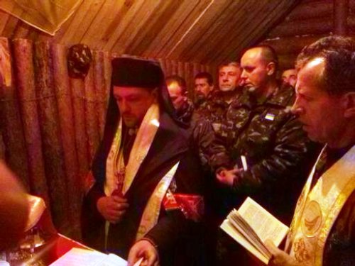 З таких умов, наче із землі, воскресає Україна - єпископ УГКЦ освятив каплицю збудовану бліндажем.(ФОТО)